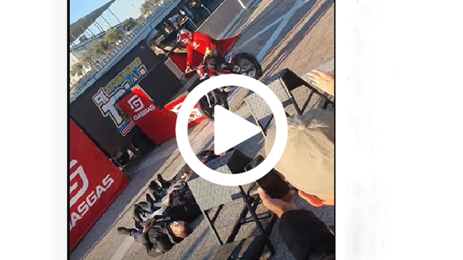 VIDEO: Πίππος εν δράσει πηδάει πάνω από 5 άτομα